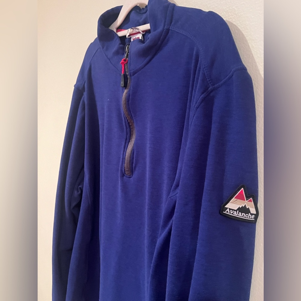 Man’s avalanche zip up sweater size XL